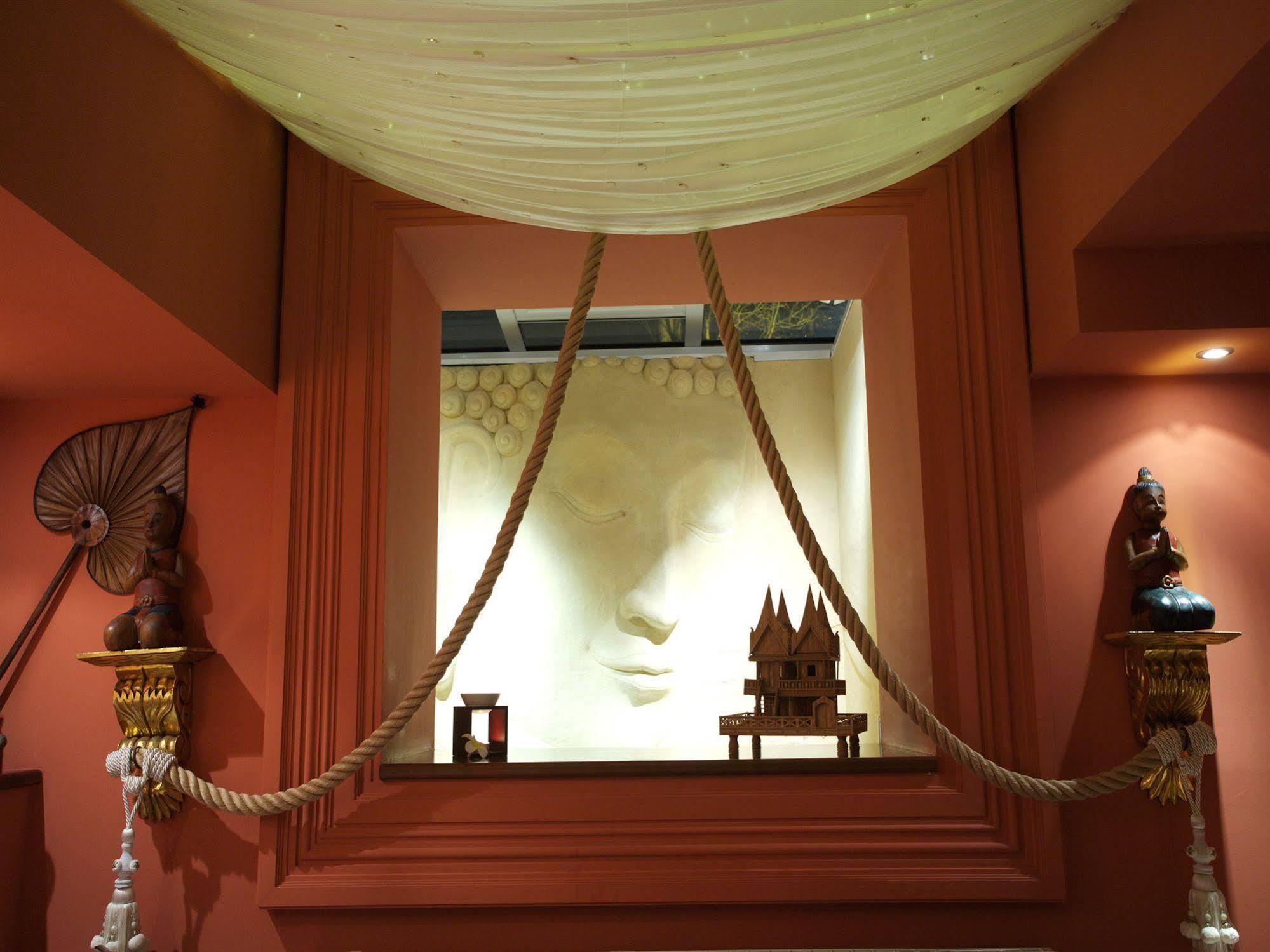 Grand Hotel บินซ์ ภายนอก รูปภาพ The interior of the hotel