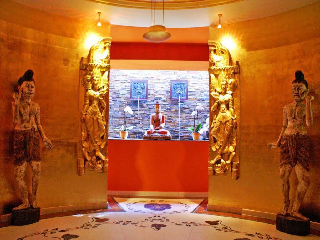 Grand Hotel บินซ์ ภายนอก รูปภาพ The bar at the entrance of the nightclub