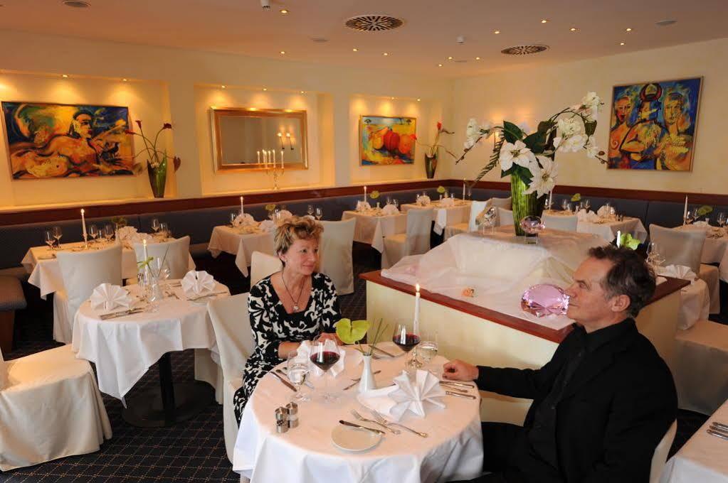 Grand Hotel บินซ์ ภายนอก รูปภาพ Restaurant in the Hotel
