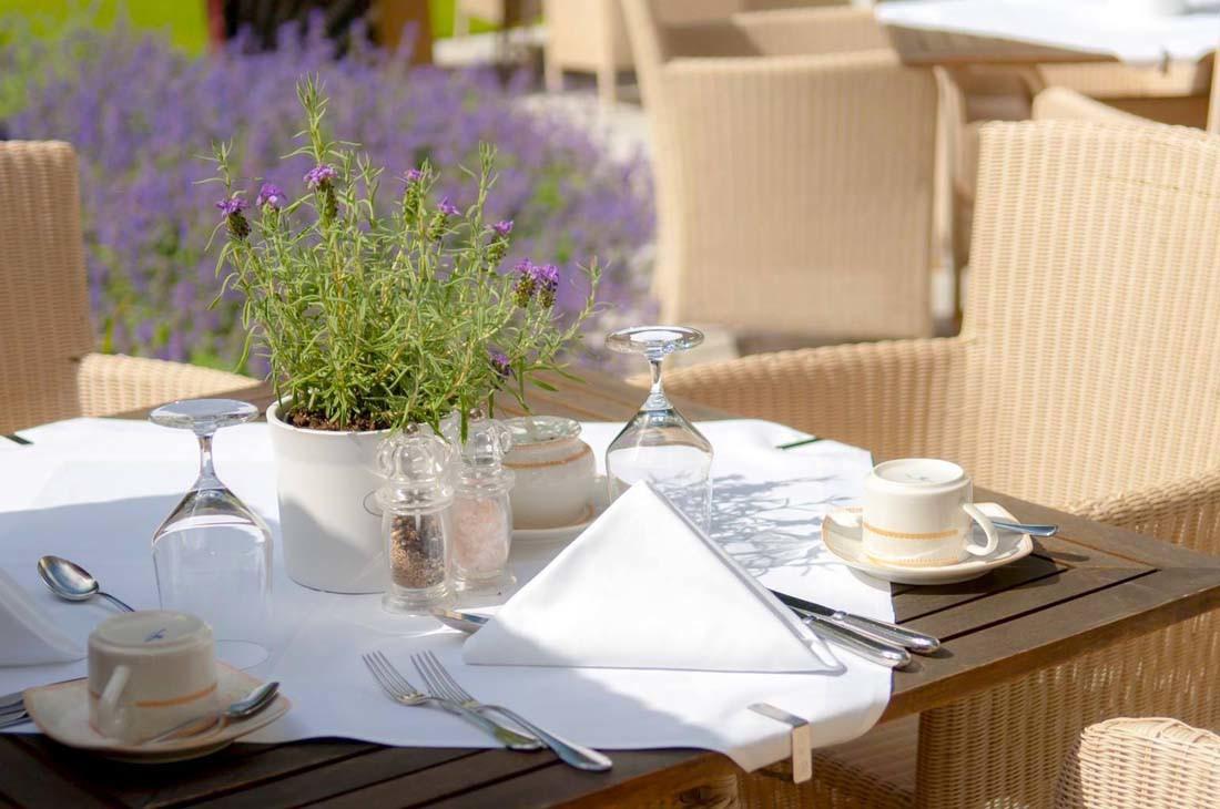 Grand Hotel บินซ์ ภายนอก รูปภาพ A table set for fine dining