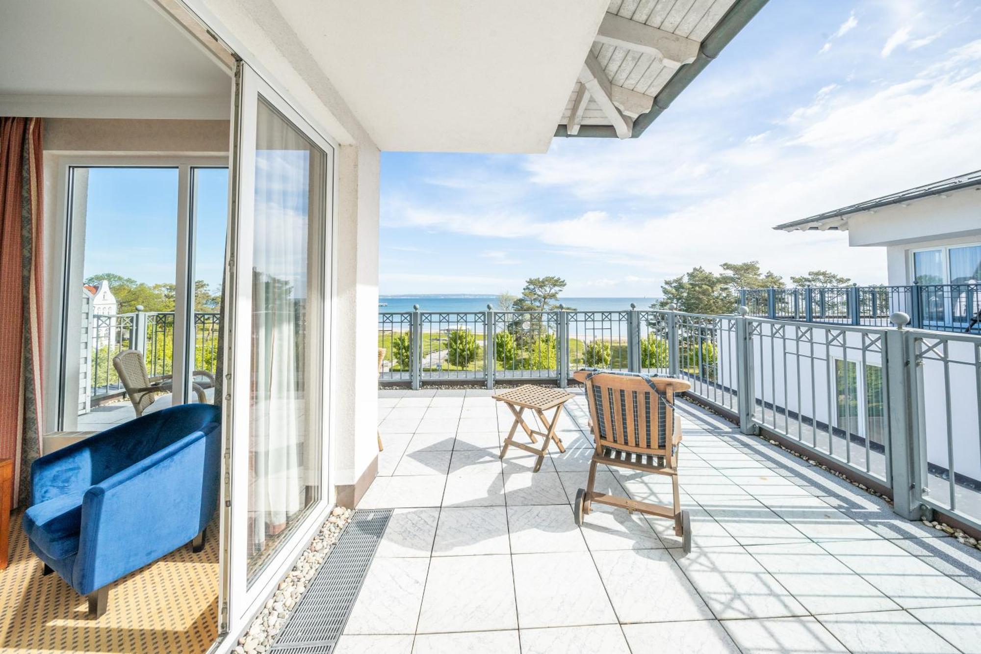 Grand Hotel บินซ์ ภายนอก รูปภาพ A balcony