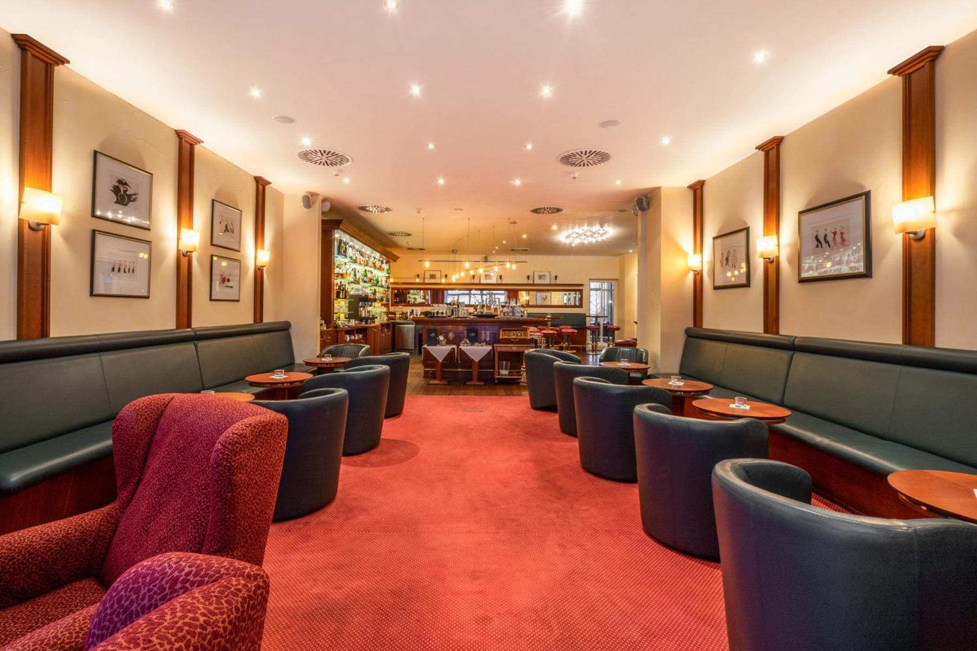 Grand Hotel บินซ์ ภายนอก รูปภาพ The interior of the restaurant
