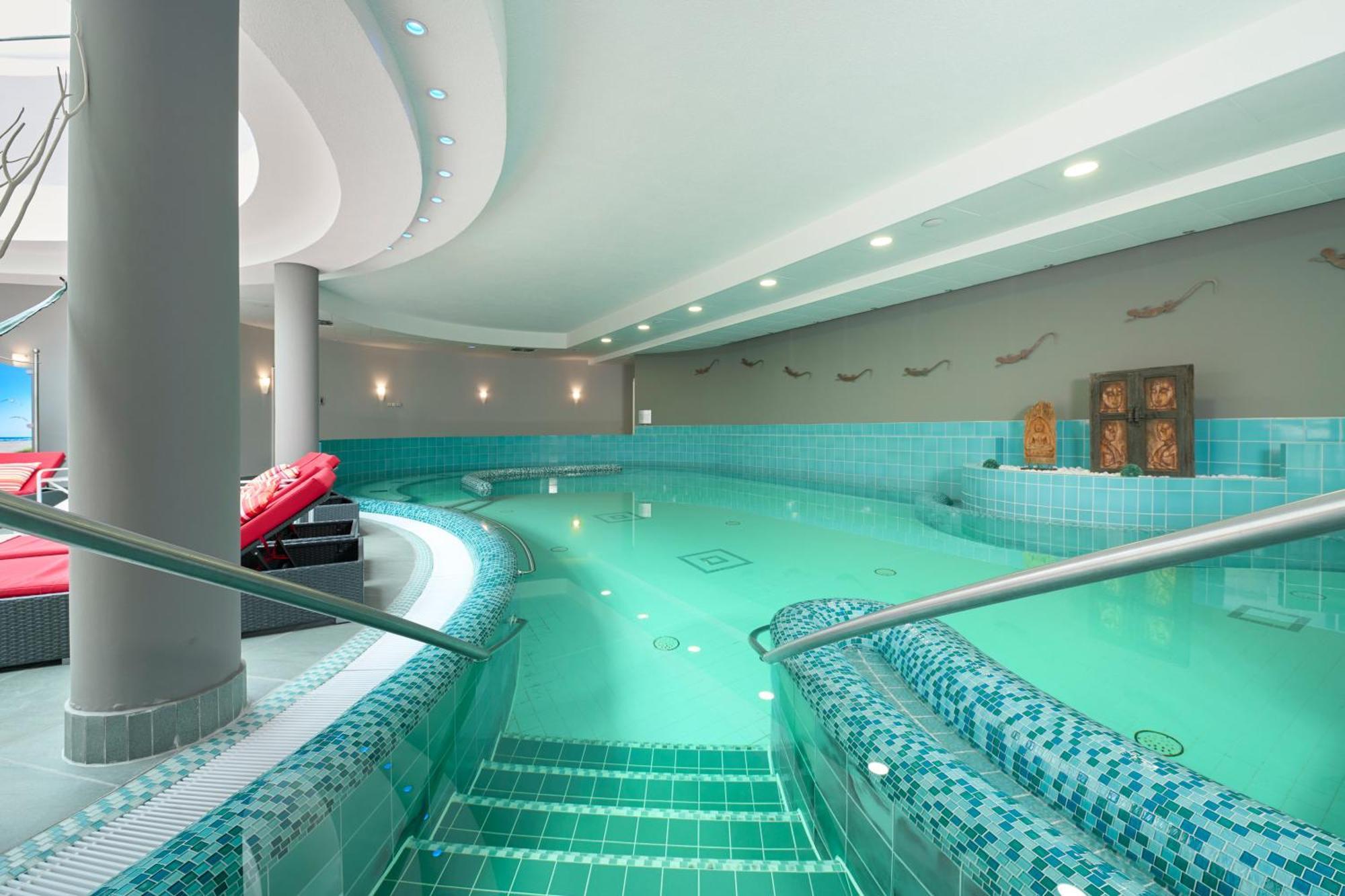 Grand Hotel บินซ์ ภายนอก รูปภาพ The swimming pool at the hotel