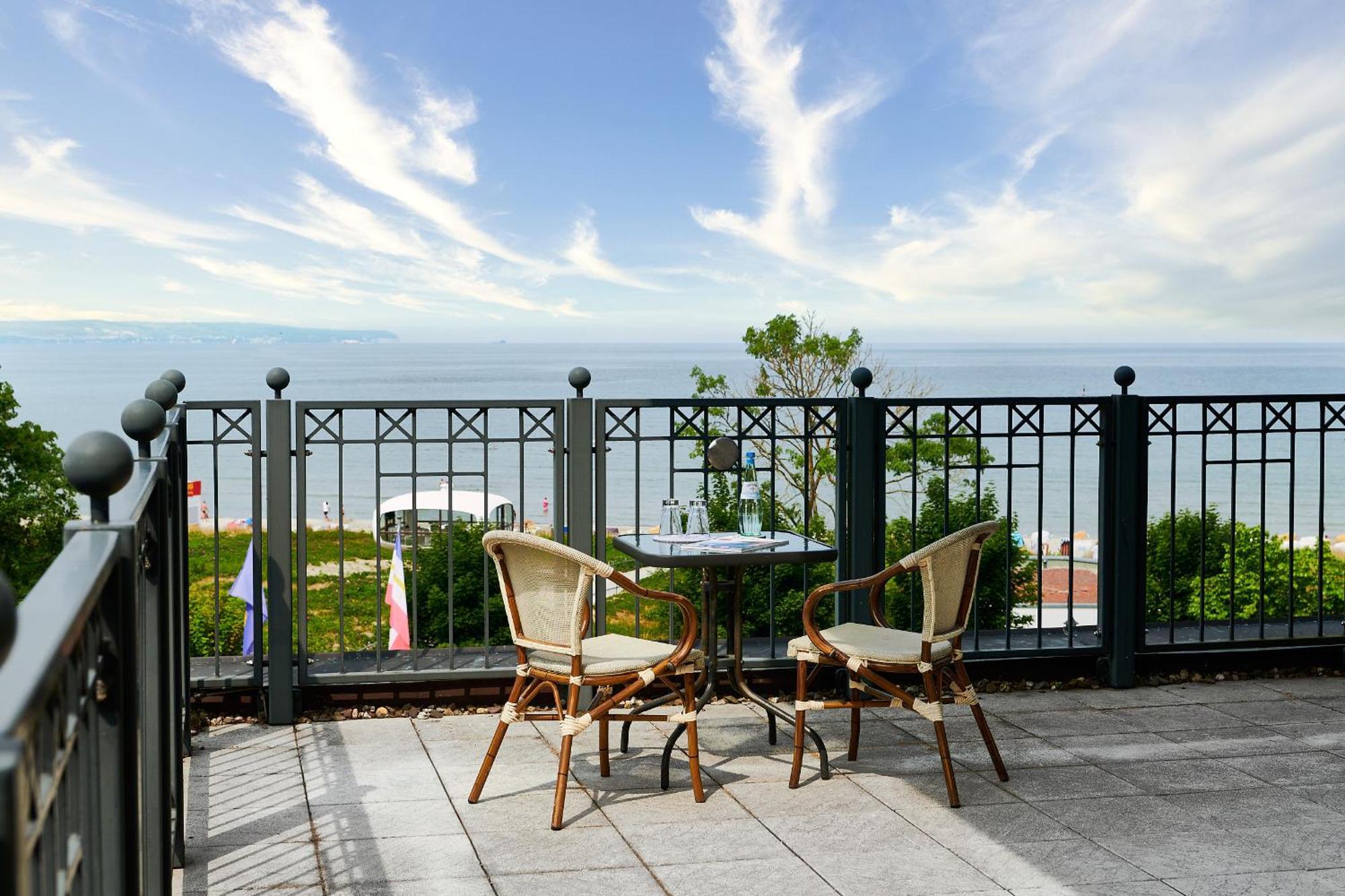 Grand Hotel บินซ์ ภายนอก รูปภาพ A balcony