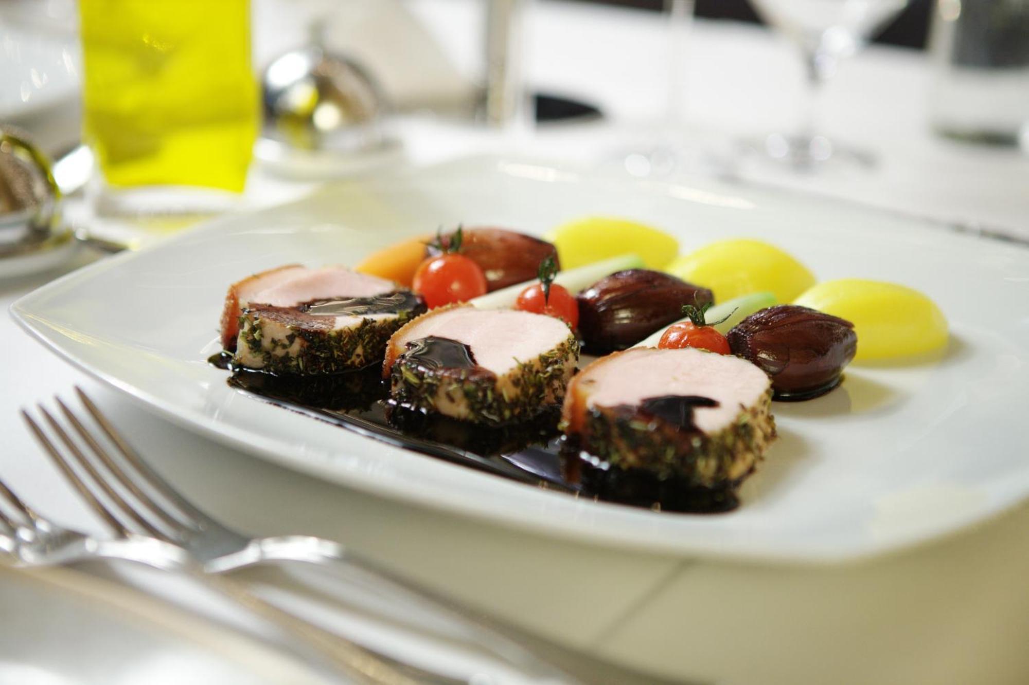 Grand Hotel บินซ์ ภายนอก รูปภาพ A plate of pork tenderloin