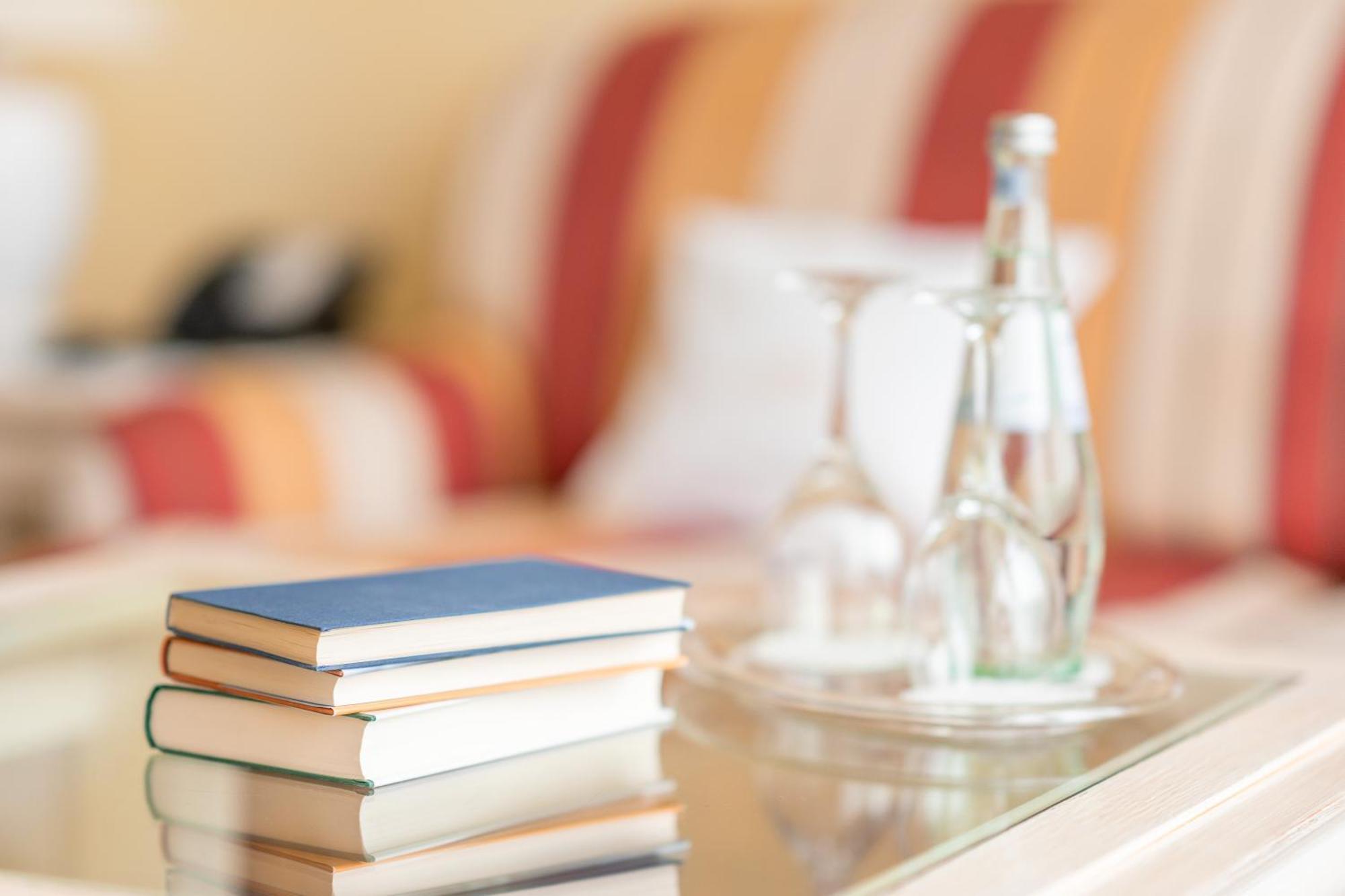 Grand Hotel บินซ์ ภายนอก รูปภาพ A stack of books