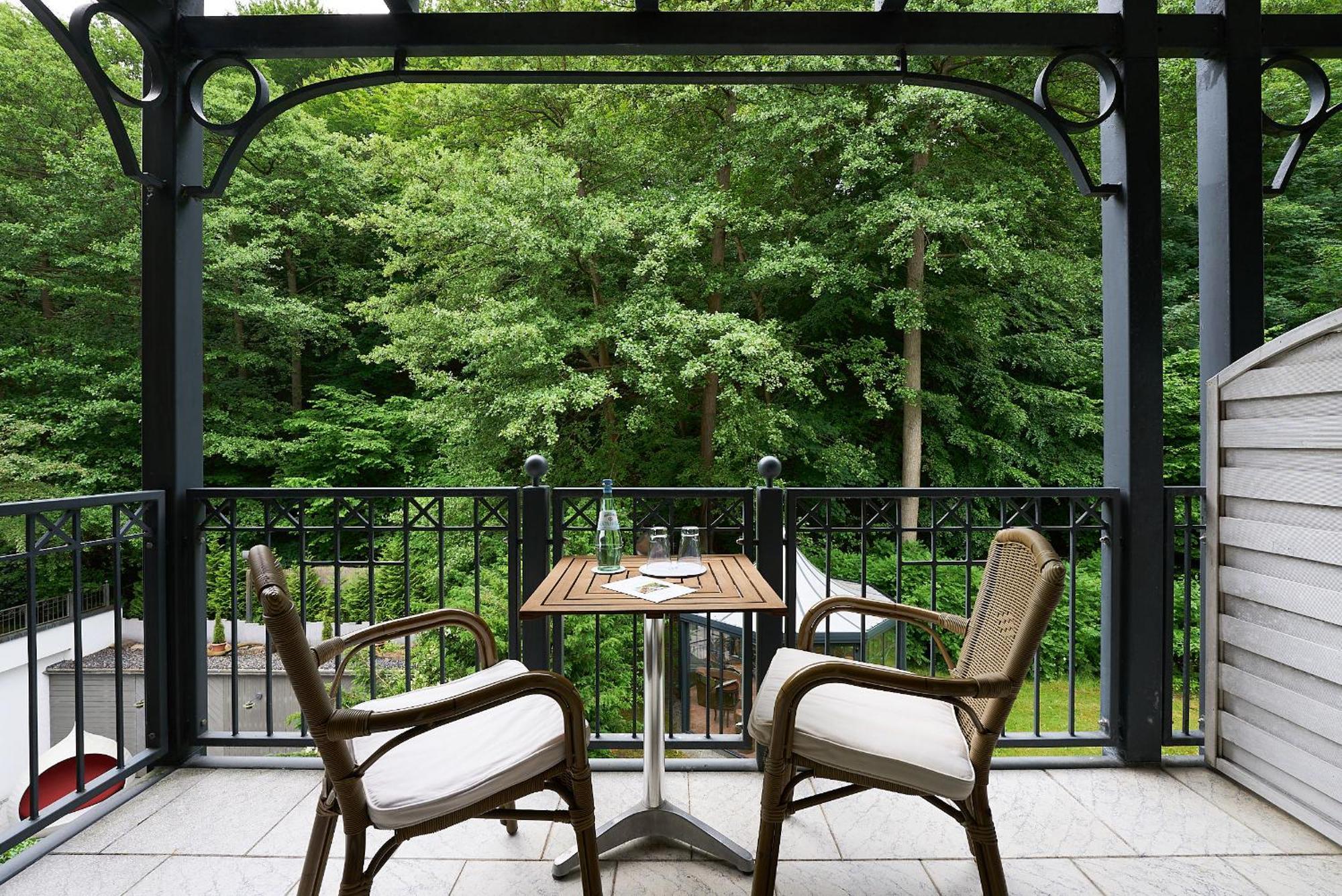 Grand Hotel บินซ์ ภายนอก รูปภาพ A balcony
