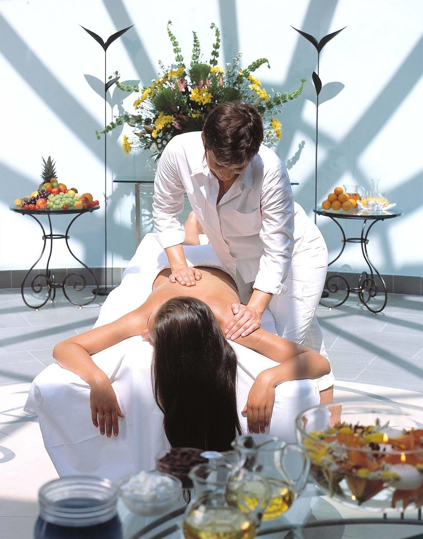Grand Hotel บินซ์ ภายนอก รูปภาพ Massage