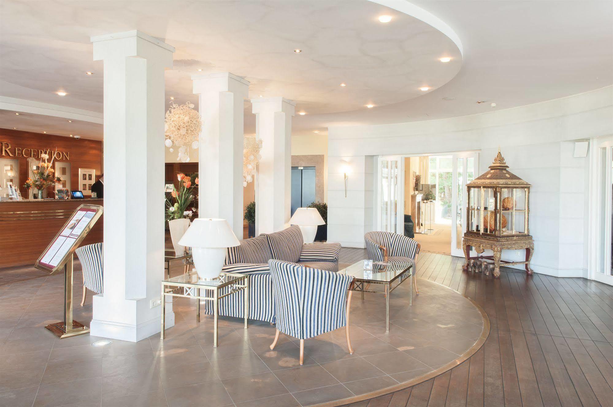 Grand Hotel บินซ์ ภายนอก รูปภาพ The lobby of the hotel