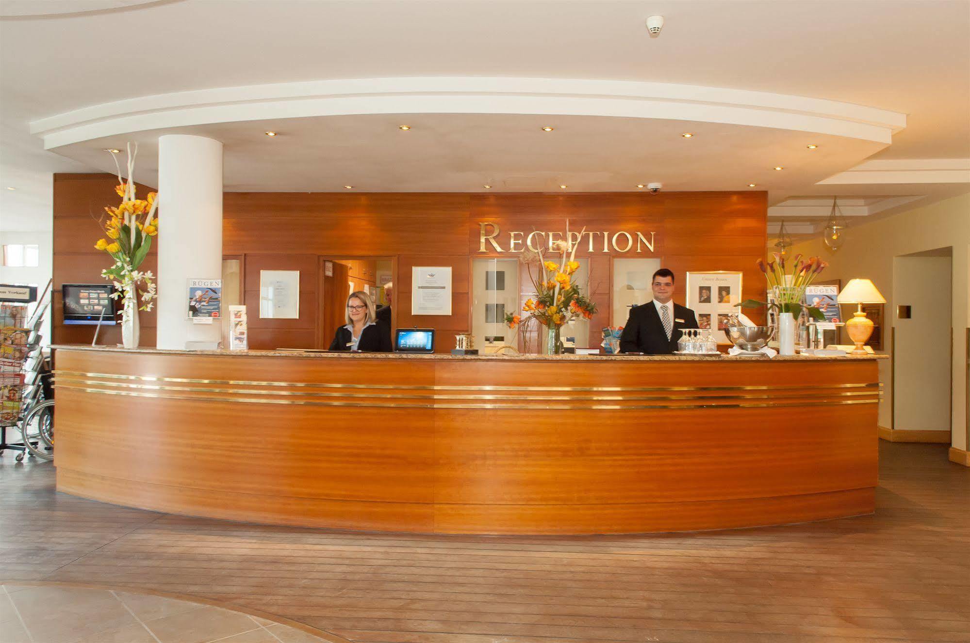 Grand Hotel บินซ์ ภายนอก รูปภาพ Reception desk at a hotel